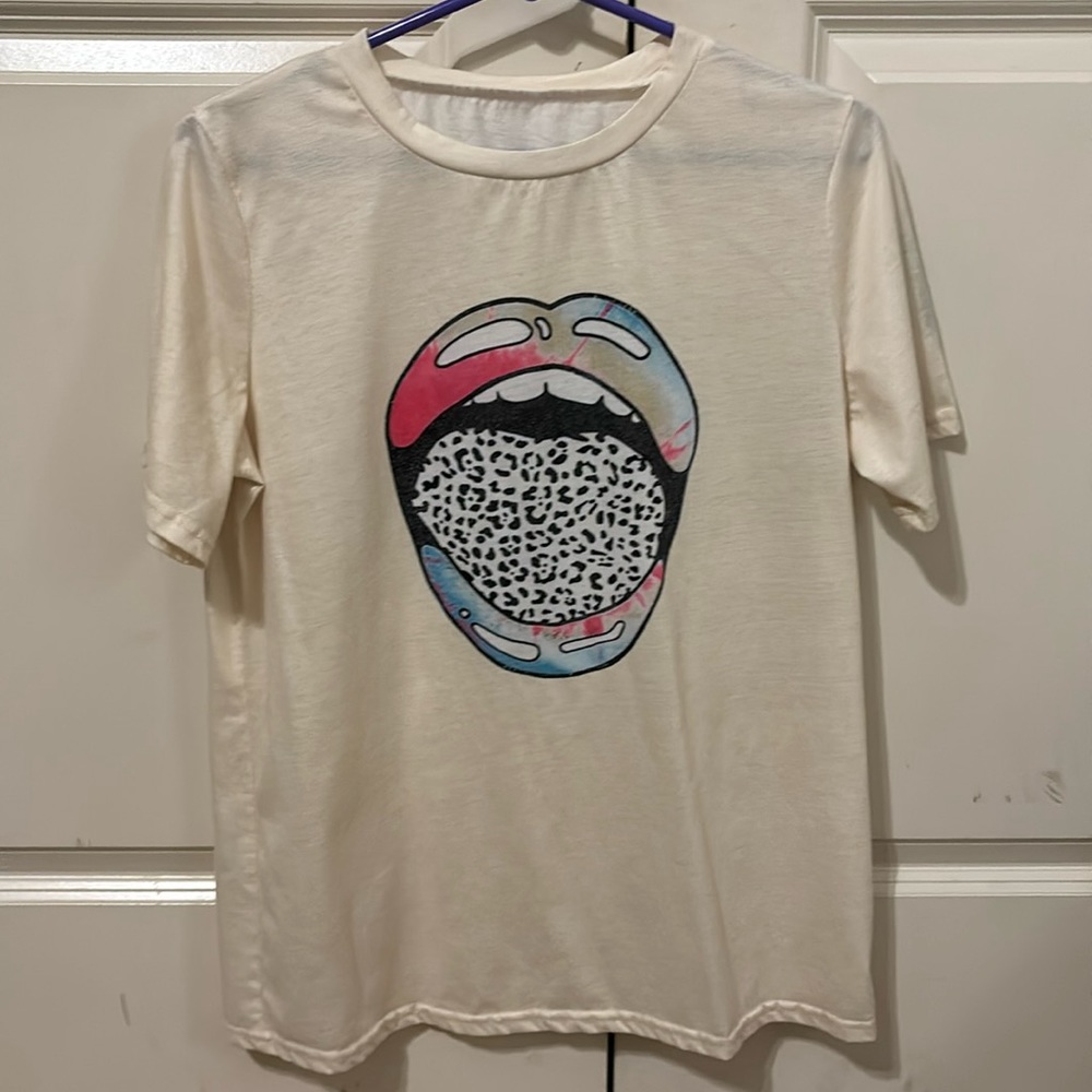 Women’s L graphic t shirt
